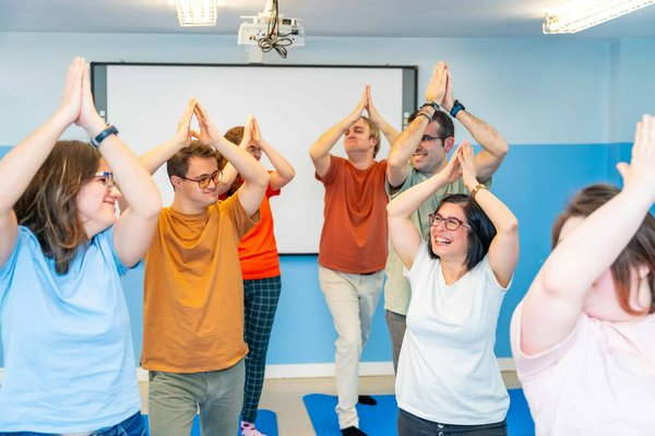 Yoga du rire : une pratique pour éveiller la joie intérieure